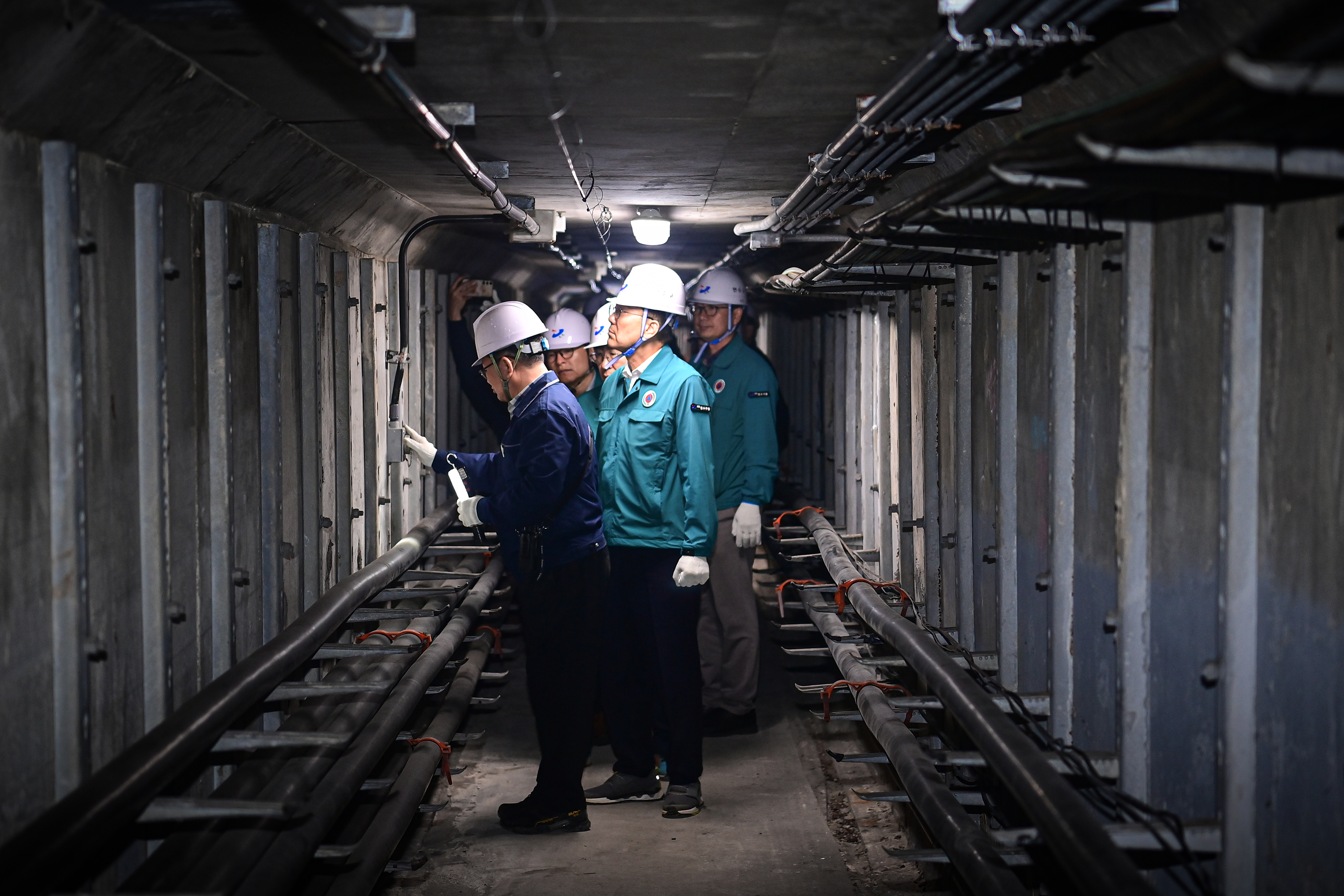 연수구가 최근 전국 각지에서 땅 꺼짐 사고가 잇따라 발생하며 구민들의 불안이 커짐에 따라 지난 22일 구청 영상회의실에서 지반침하 관련 현황 점검 및 대책 마련을 위한 긴급회의를 개최했다
